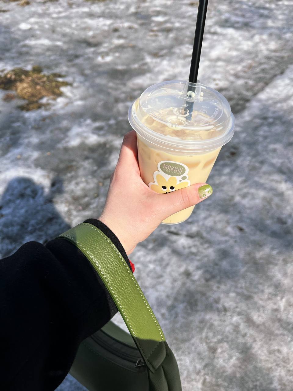 Рука держит стакан с напитком, на стакане жёлтый стикер с кошкой и надписью Мякиш