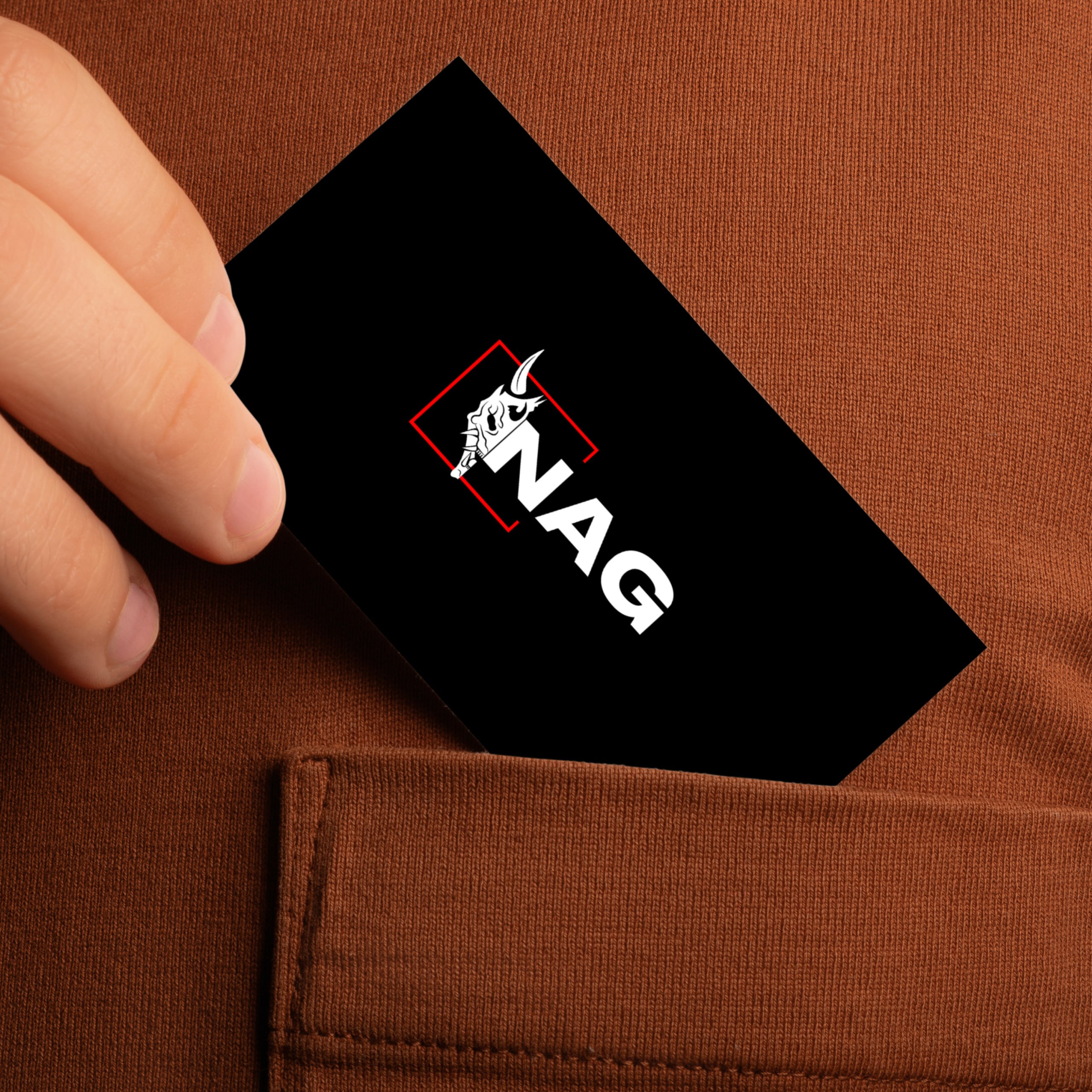 Визитка с логотипом NAG в кармане футболки